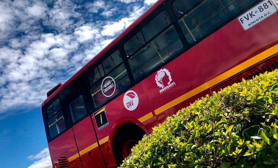 Bus urbano de Transmilenio con letrero de GNV, gas natural vehícular