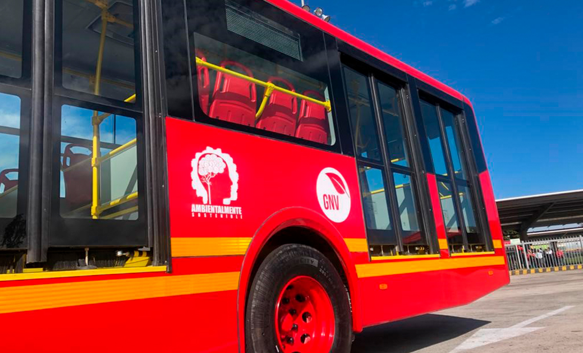 Bus urbano de Transmilenio con letrero de GNV, gas natural vehícular