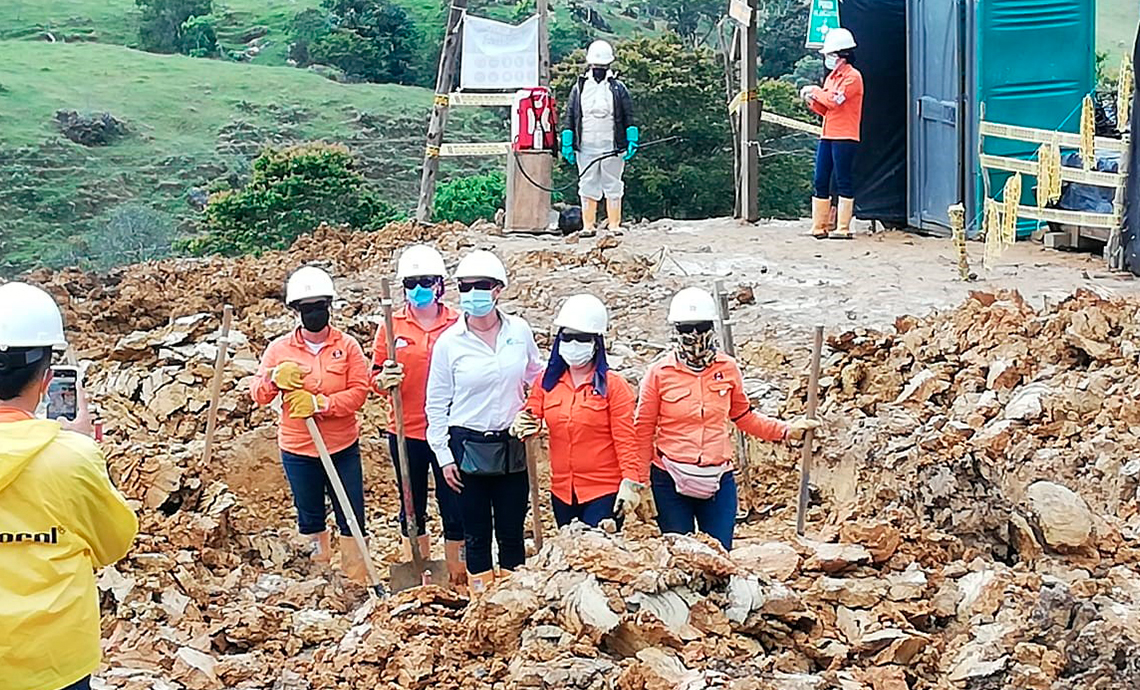 Cinco mujeres en trabajo de campo en Cusiana con pala en mano