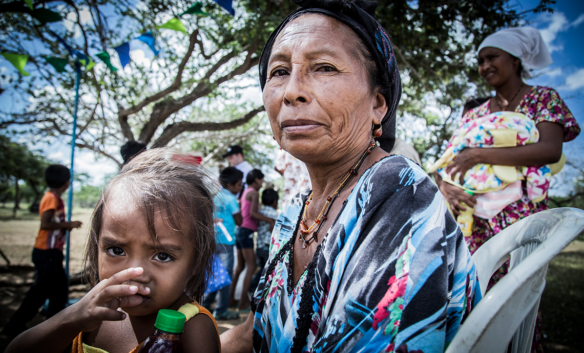 Niña y mujer mayor de la comunidad wayú