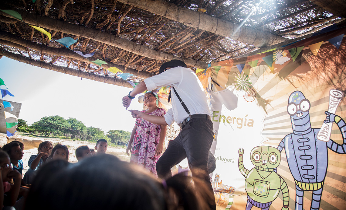 Payaso presentándose ante un grupo de niños de la comunidad wayú