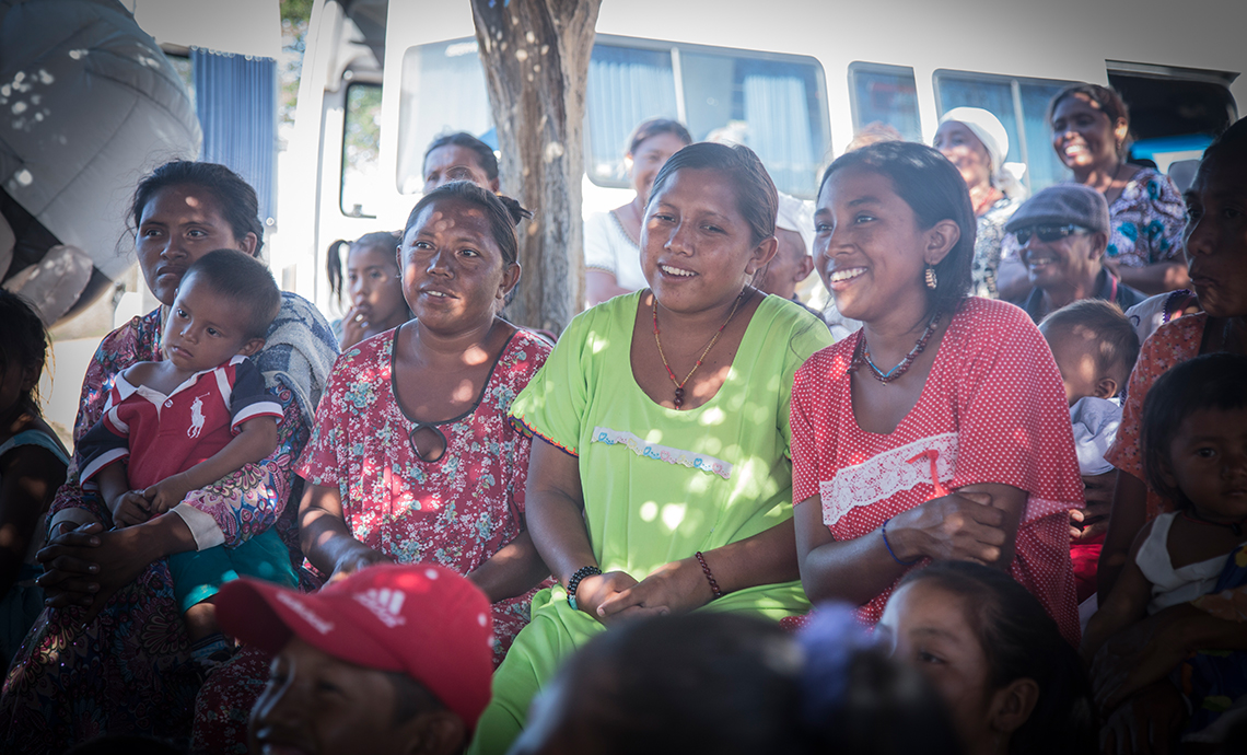 Mujeres de la comunidad wayú reunidas se sonríen